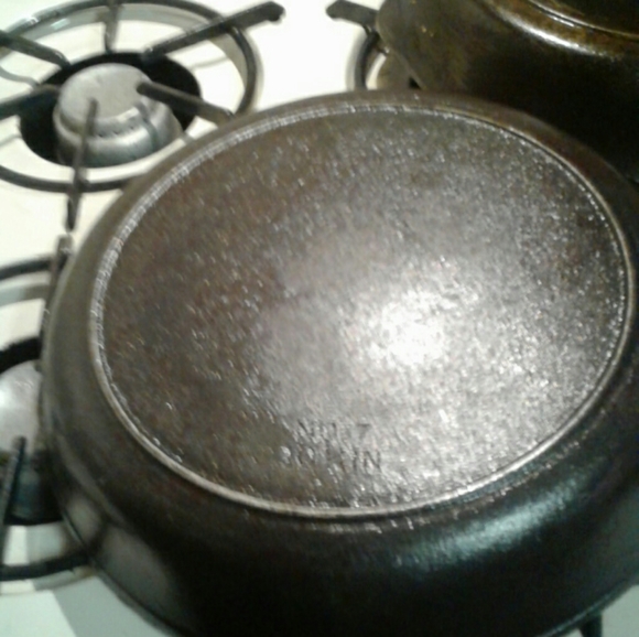 Cast iron skillet - Picture 3 of 8